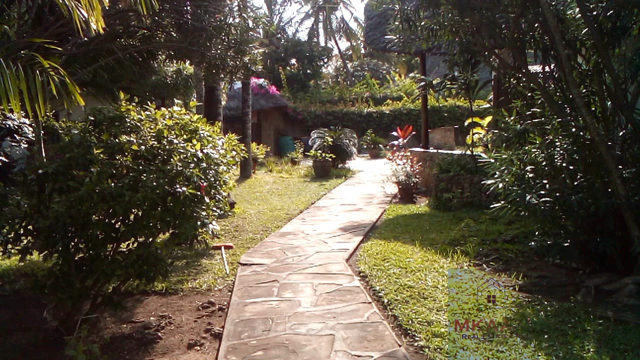 EXCLUSIVE 3 - BEDROOM VILLA WITH SQ ON 1/4 ACRE PLOT NEAR AQUARIUS, WATAMU