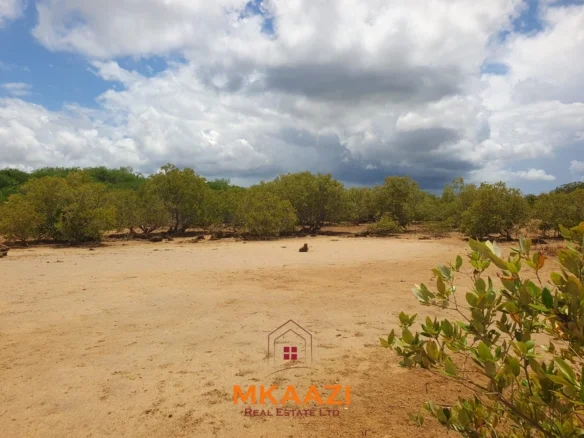 PRIME 5.75-ACRE OCEANFRONT LAND IN MANDA ISLAND, LAMU - OVERLOOKING LAMU PORT