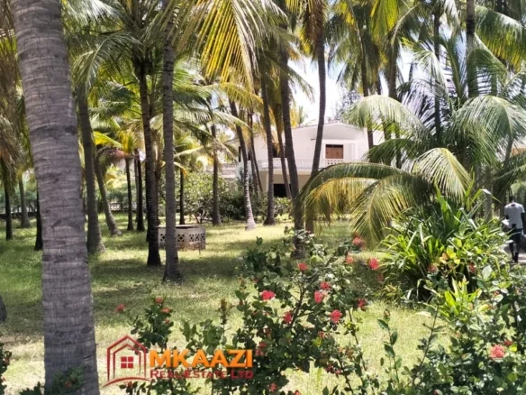 TWIN 3-BEDROOM BEACHFRONT VILLAS-MAMBRUI